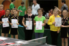 Alina und Anissa (Mitte) sicherten sich zu Beginn des Turniers die Silbermedaille im C-Schlerinnen-Doppel